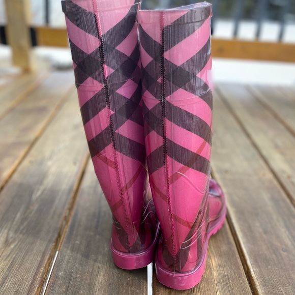 NWOT Burberry Rain Boots, Raspberry Check! Pristine! Never worn outside! 37,US 7 - Picture 8 of 8